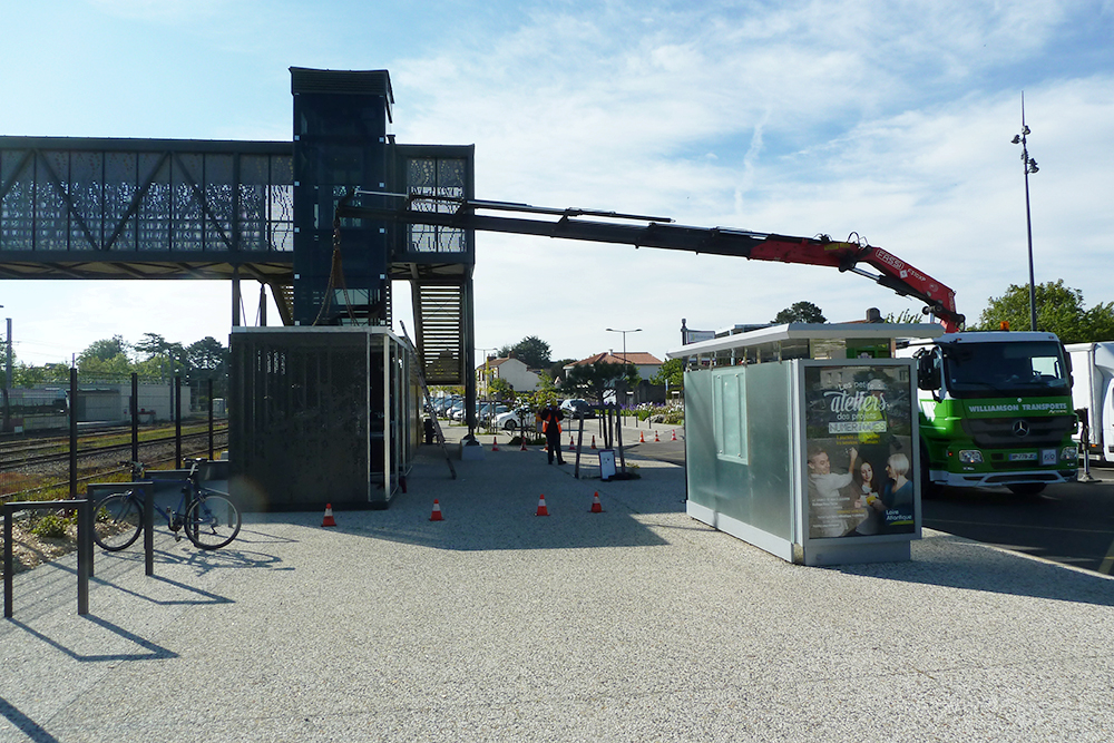 Abri Plus - Abri pour vélos deplacable -Modèle Modul'Ere - SNCF PDL - Clisson (44) - Déchargement camion grue