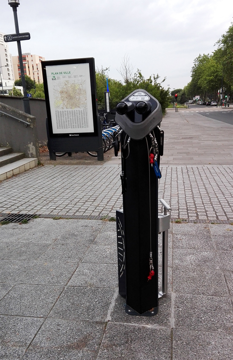 Abri Plus - Entretenir son vélo avec des outils en libre service - Station de réparation et de gonflage - Station de métro Henri Fréville - Rennes (35) Abri Plus - Entretenir son vélo avec des outils en libre service - Station de réparation et de gonflage - Station de métro Henri Fréville - Rennes (35)