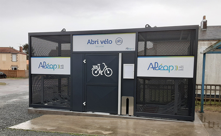 Abri vélos NOMAD et services gratuits aux cyclistes - outils et pompe de gonflage - Gare TER de La Mothe Achard en Vendée (85)