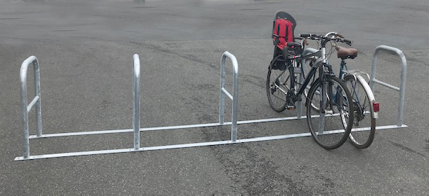 Des bornes vélos relieés par 5, prêt à poser sans génie civil