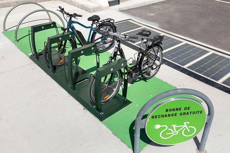 Bornes de recharge à vélos électriques Juliette d' Abriplus avec route soleil Wattway by Colas -Perpignan -Crédit photo Hervé Fabre