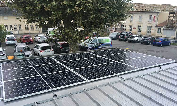 Dalles photovoltaïques sur la toiture d'un abri velos sécurisé pour éclairage solaire et bornes recharge pour VAE - Gare SNCF de Libourne (33)