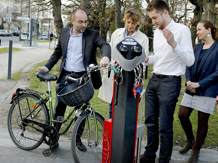 Bordeaux : coup de pompe pour les stations de gonflage de vélo en  libre-service