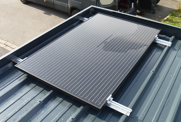 Solution solaire sur toiture pour alimenter l'éclairage de l'abri poubelles BEAUVAIS PARC