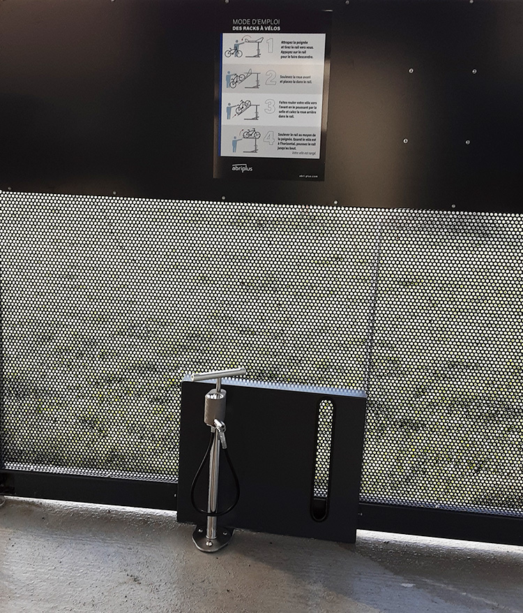 Station de gonflage à l'intérieur d'un parc vélos fermé et sécurisé NOMAD