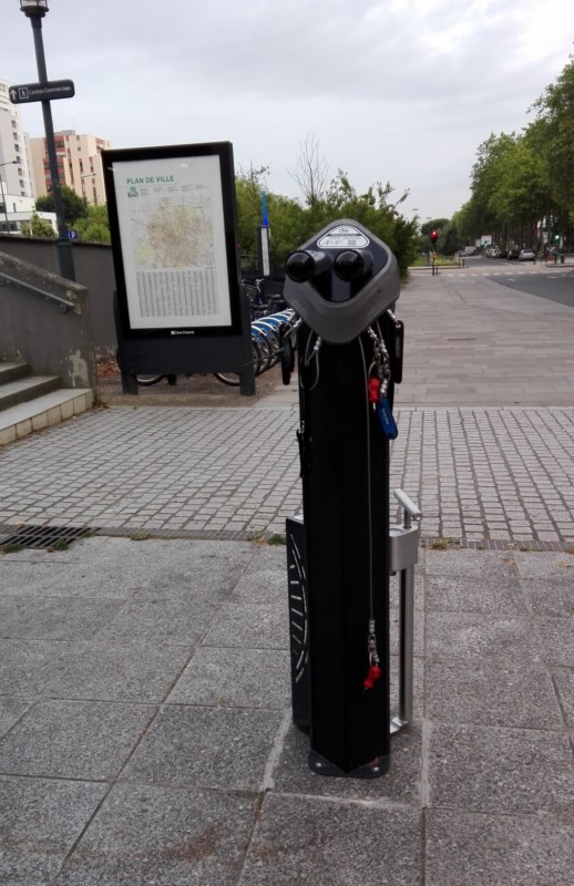 Station de réparation vélo au métro Henri Fréville - Rennes