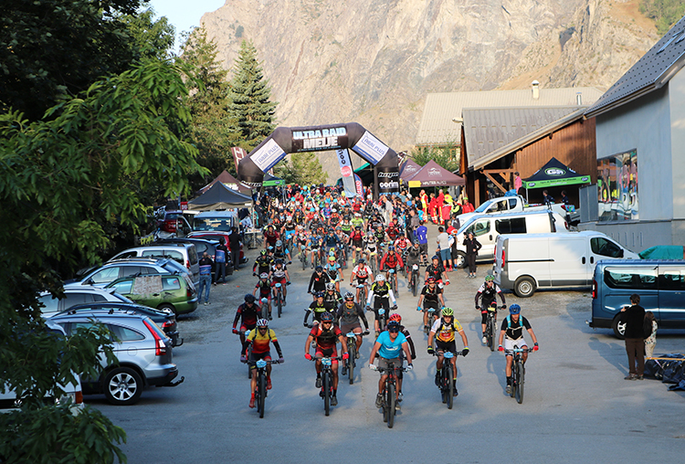 URLM Abri Plus - cyclistes au départ de la Grave dans les Hautes Alpes (05)