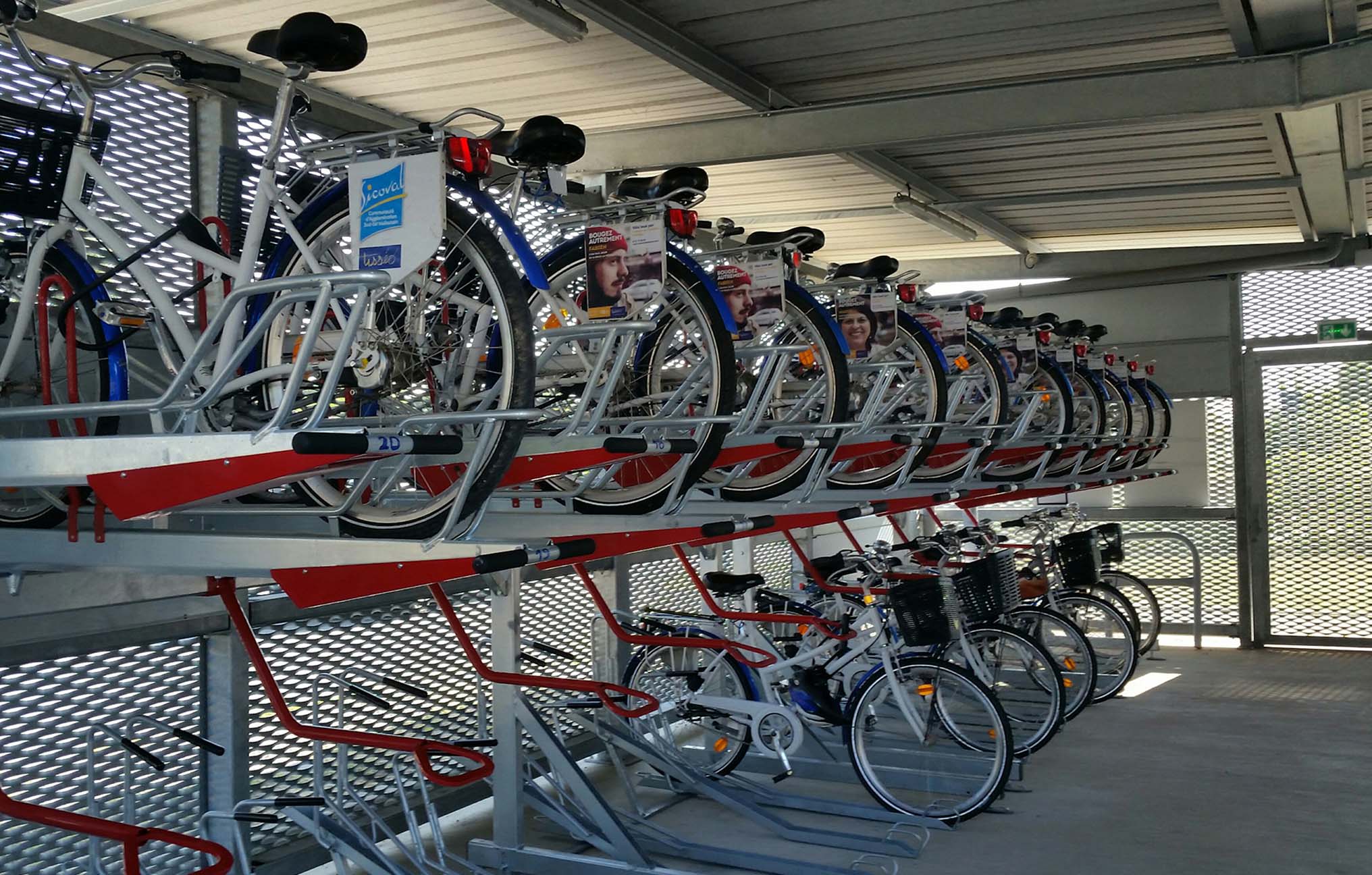 Crochet mural pour suspendre 2 vélos. Accroche vélo en acier et