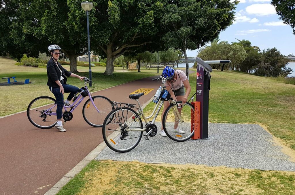 Abri Plus - Station de réparation vélo Deluxe pour abri velo ou extérieur