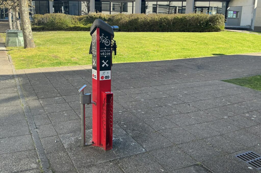 Abri plus - Station réparation vélo avec pompe vélo extérieure