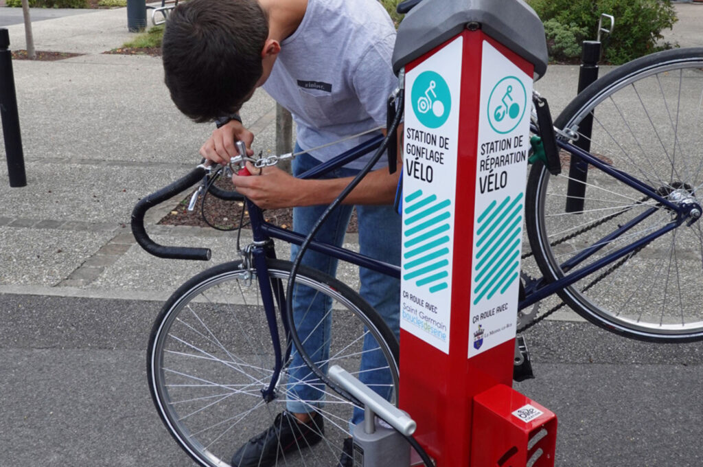 Équipements vélos (pompes en libre service, totems de réparation,  accessoires) - Abri Plus