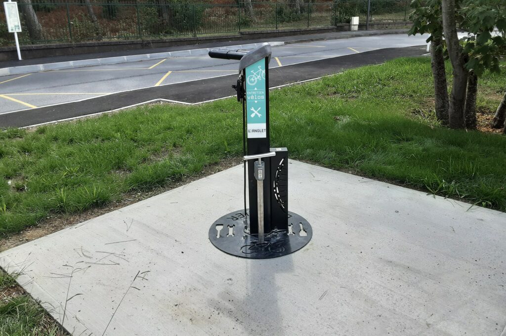 Abriplus - Totem de réparation vélos - Avenue Cestac (64) Anglet - parking velo