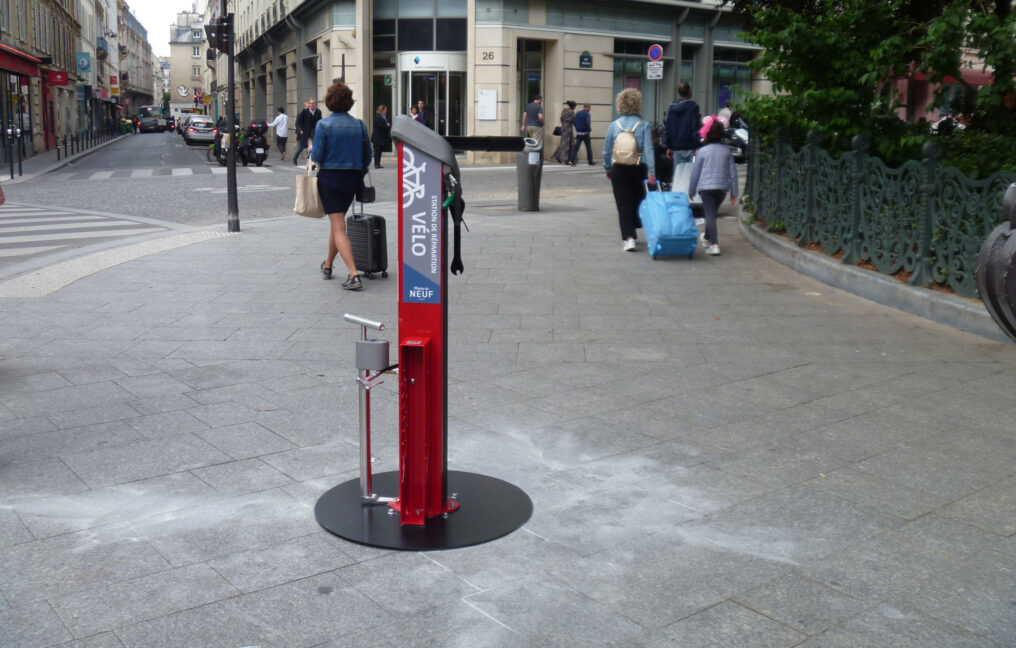 Totem de réparation et de gonflage vélos DELUXE socle Paris