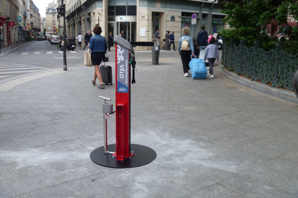 Totem de réparation et de gonflage vélos DELUXE socle Paris