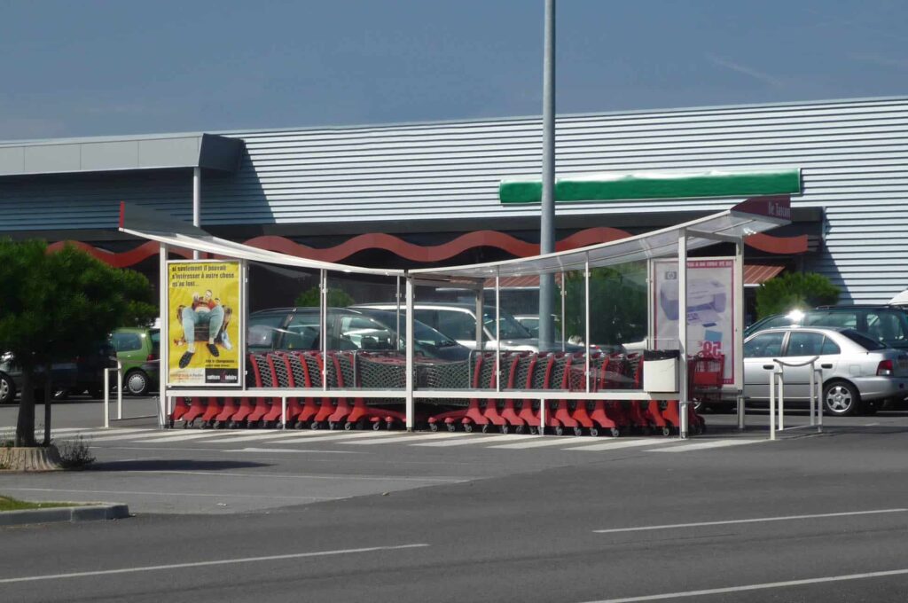 Abri Plus - Abri chariots modèle Rennes avec cadres publicitaires - ITM SENE