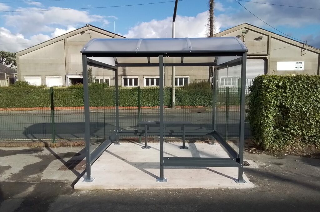 Abri fumeurs Combrailles avec retour et bancs