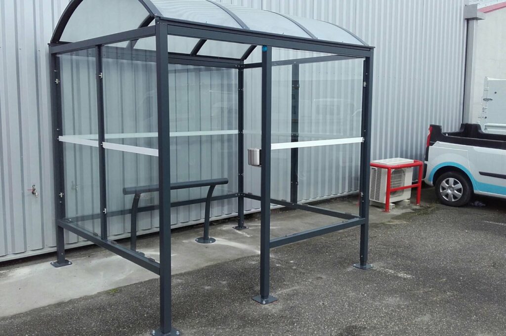 Abriplus - Zone fumeur - Santeny (94) - modèle Atlantique assise et cendrier