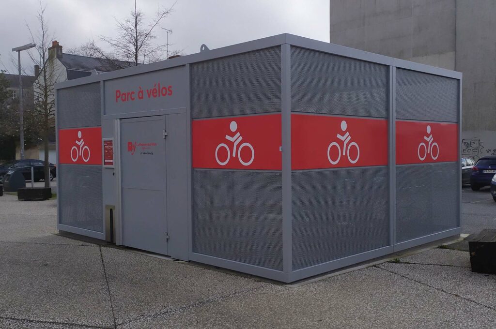 Abriplus - Parc à vélos collectif fermé gris et rouge NOMAD - abri sécuris