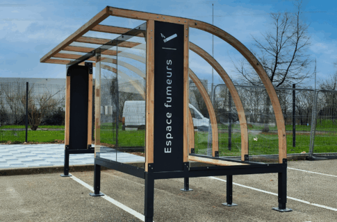 Abri fumeurs Bois de Céné avec retour façade