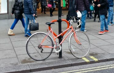 Abriplus - Stationnement vélos - Lovehoop borne coeur pour poteau