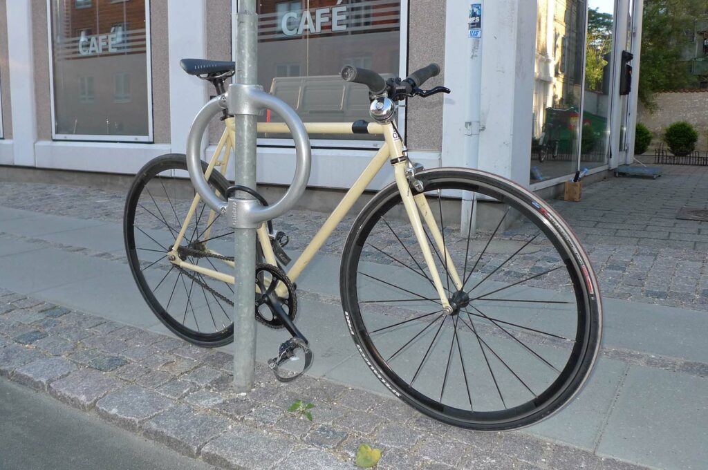 Abri Plus - Stationnement velos - Arceau Cyclehoop sur poteau