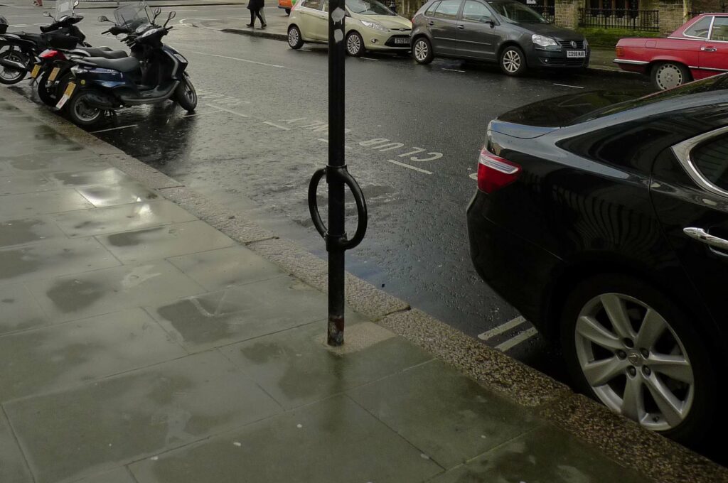Abriplus - Arceau poteau Cyclehoop Light pour velos à Londres UK