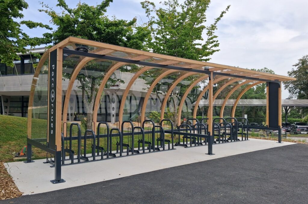 Abri vélo ouvert en bois avec supports vélos Duetto