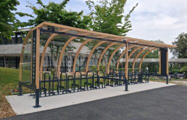 Abri vélo ouvert en bois avec supports vélos Duetto