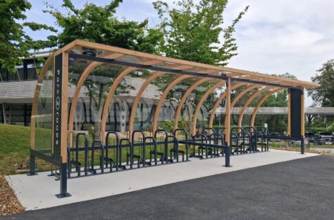 Abri vélo ouvert en bois avec supports vélos Duetto