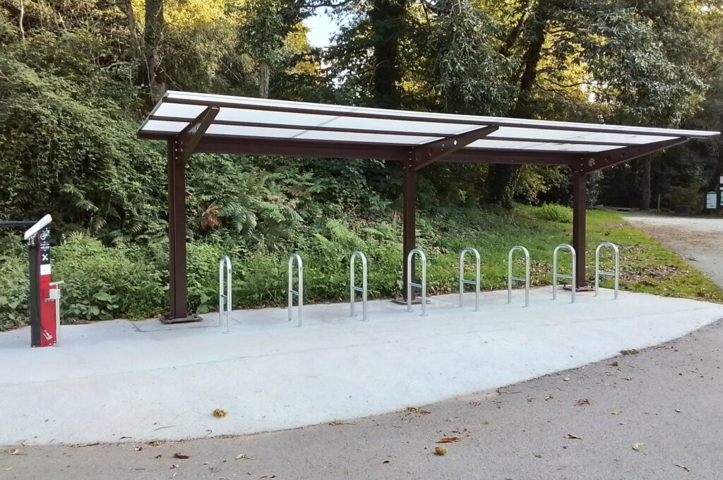 Abrip plus - Parking du Moulin Neuf (56) Malansac - Abri vélos Vernon + Station de réparation Deluxe