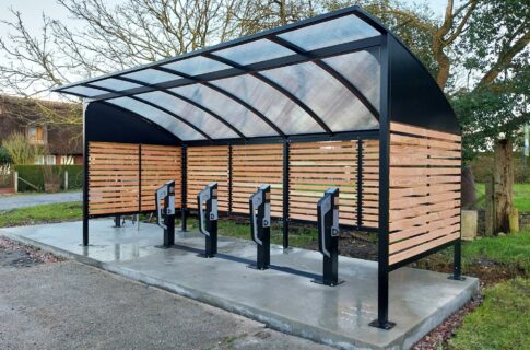 Abri Plus - Abri vélos Grand Lieu bois - Borne recharge vélo électrique - Mairie (27) Epaignes