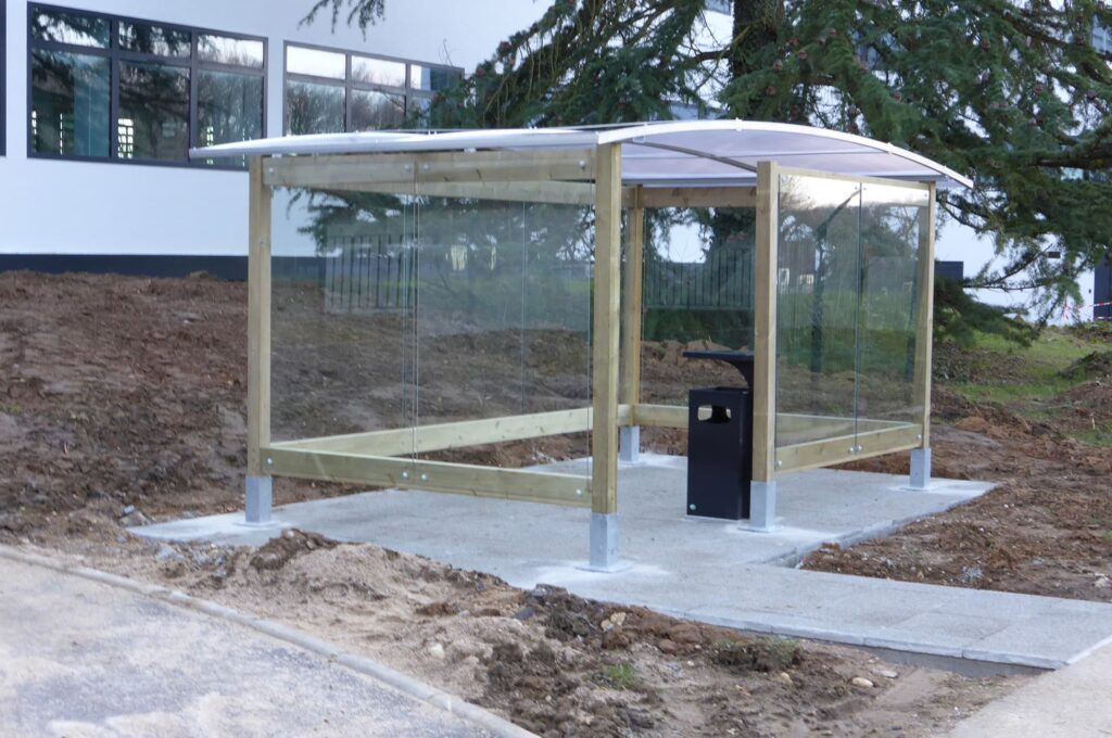 Abri Plus - Abri fumeurs Modèle Viadène Bois - Immobilière Galli à Plaisir (78)