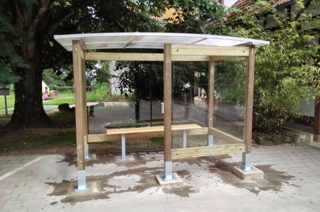 Abri fumeurs Viadène bois avec retour et banc