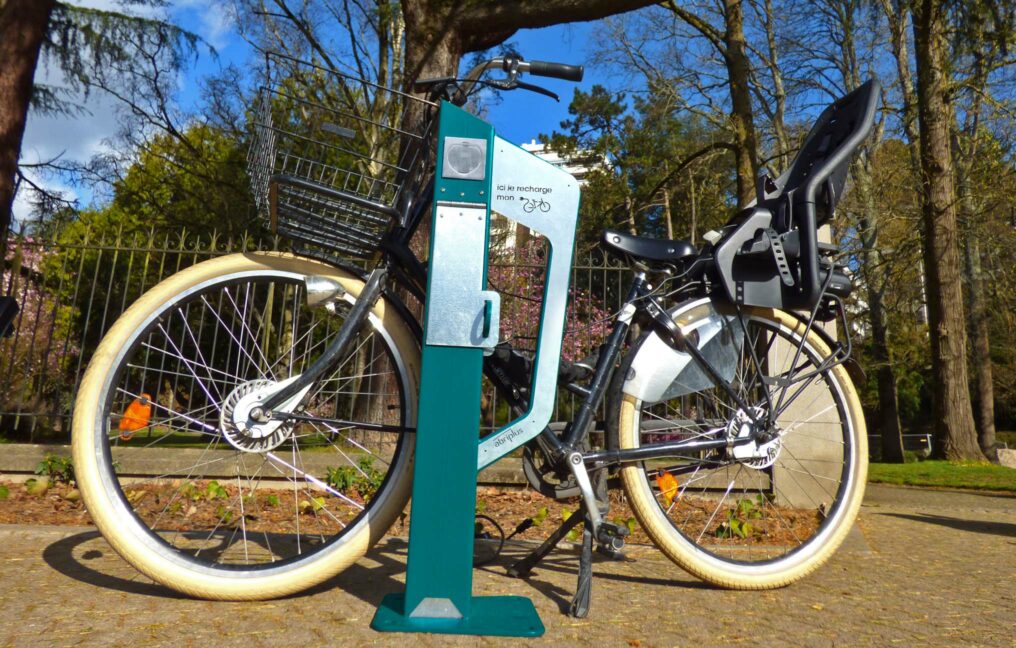 Abriplus - Stationnement vélos et abri velo - Borne VAE - Borne e-park VAE