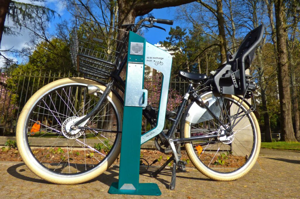 Abriplus - Stationnement vélos - Borne VAE - Borne e-park VAE