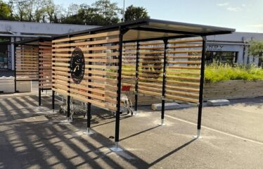 Abri plus - Abri chariots TP50 verre et bois - Intermarché angers (49)