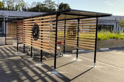 Abri plus - Abri chariots TP50 verre et bois - Intermarché angers (49)