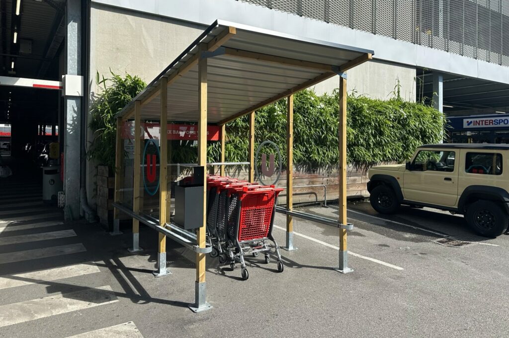 Abriplus - Abri Chariots Bois TPI70 toit tôle - Super U (73) Bourg St Maurice