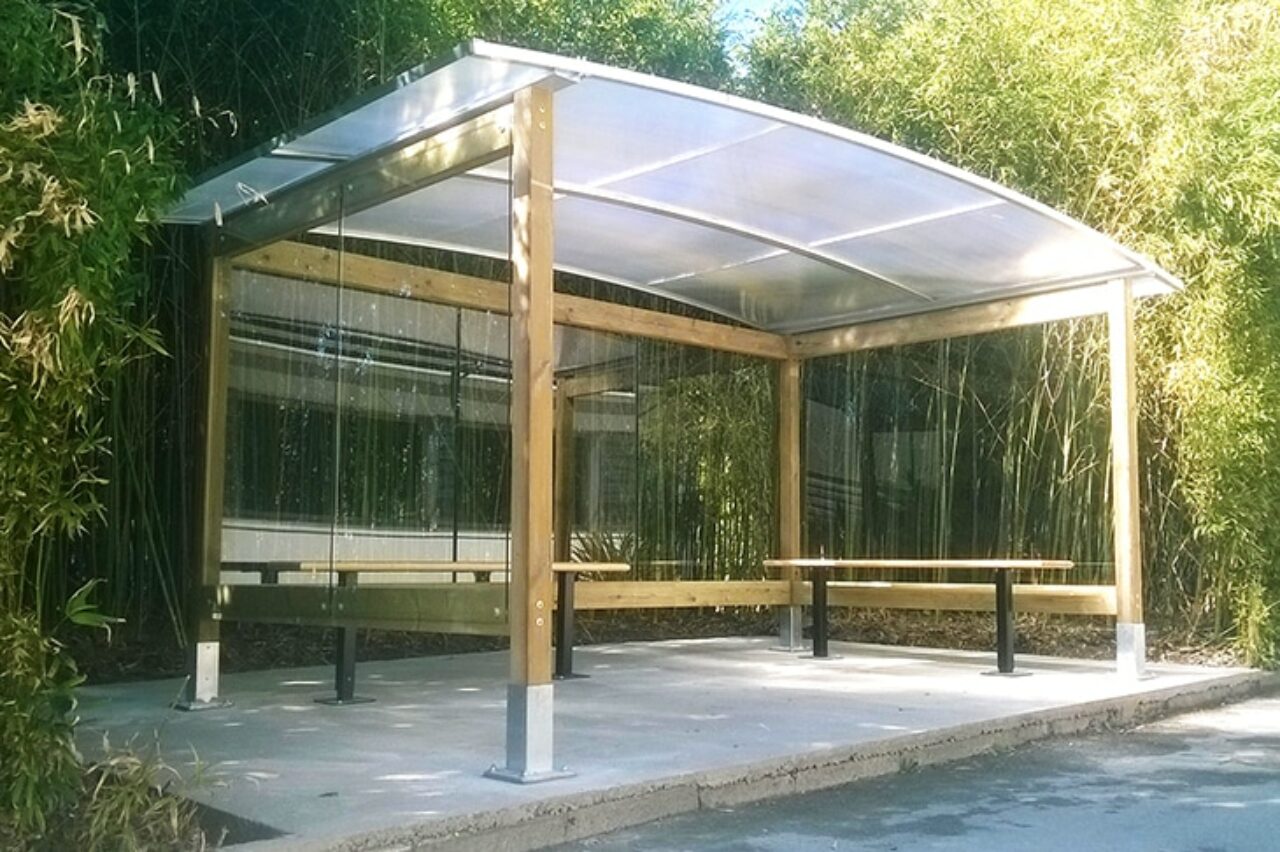 Abri fumeurs extérieur - Viadène Bois - 2 Bancs pin - HORIBA MONTPELLIER (34)