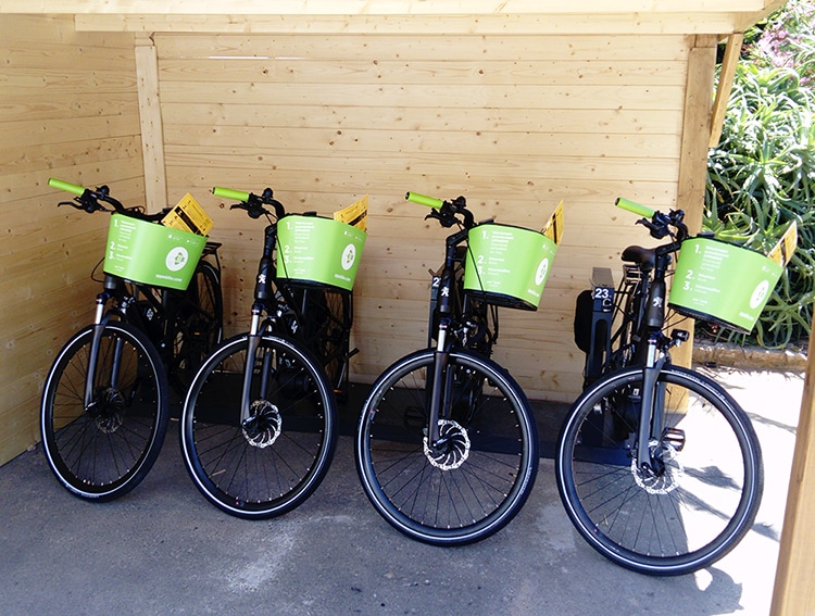 Abri Plus - 5 Rack Juliette VAE - Bloc prise intégrée - APPeBike loueur velos à  assistance électrique - Ile de Beauté