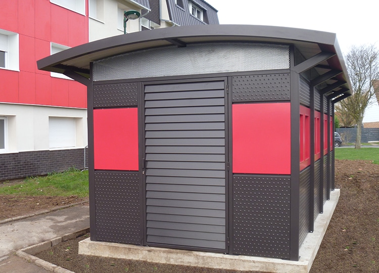 Abri Plus - Abri pour les poubelles marron et rouge - Copropriété Malannoy près de Lens Nord Pas de Calais