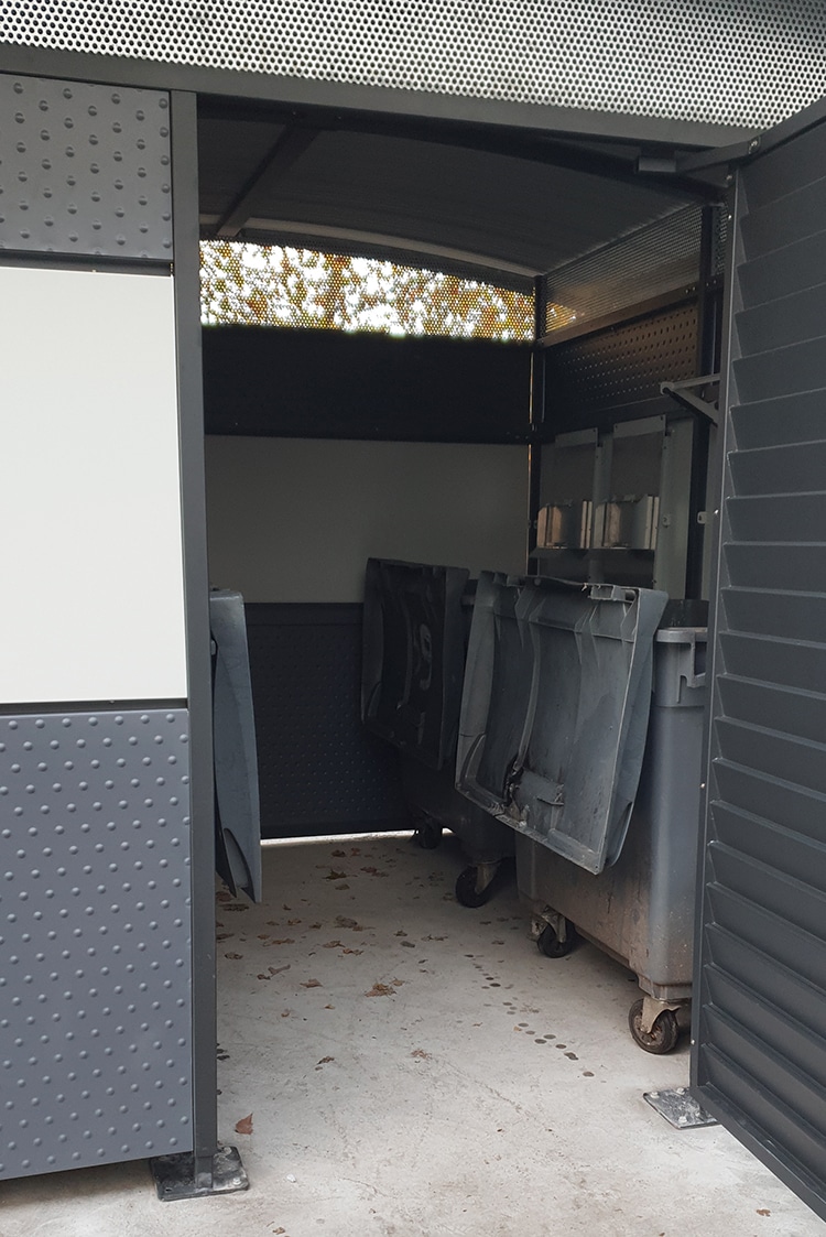 Abri Plus - Abri pour le stockage des poubelles - Modèle Beauvais Parc - Parking d'un HLM à Lille (59)