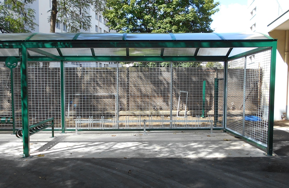 Abri Plus - Abri vélo Varennes spécifique avec range vélos - École Jeanne d'Arc - Montrouge (92)