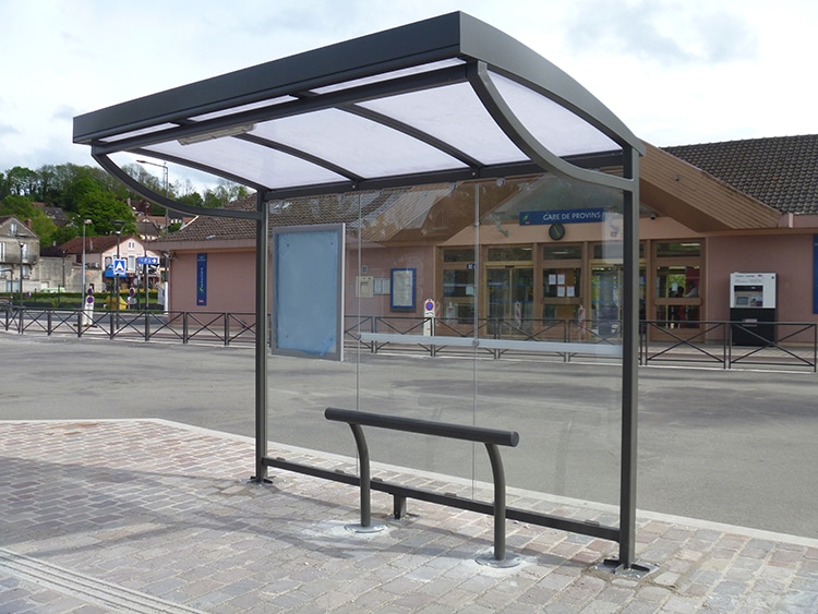 Abriplus - Auvent d'attente voyageurs avec assis  debout NewGL - Aménagement en Gare de Provins (77)