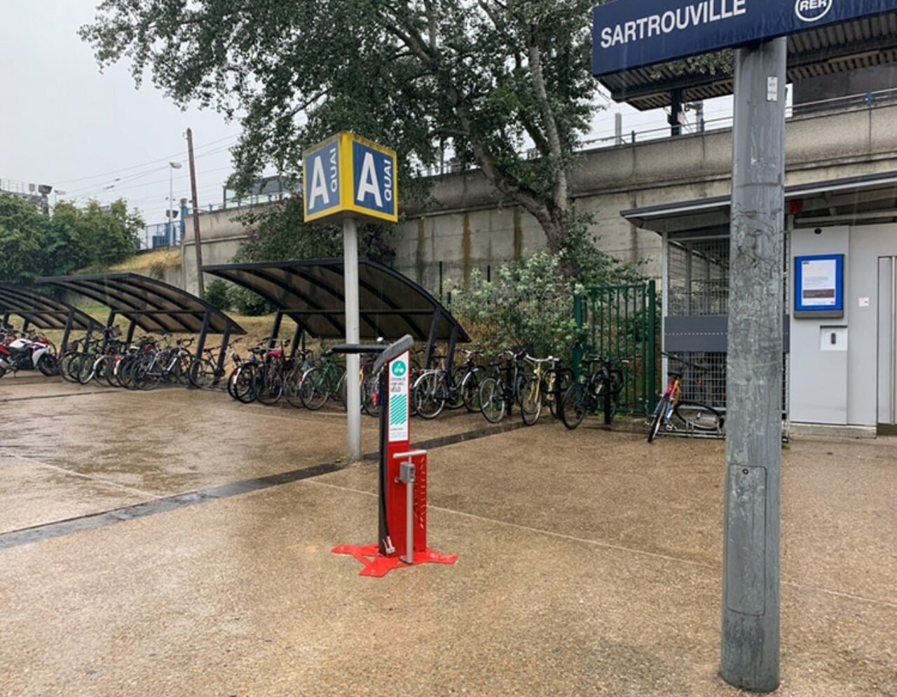 Abri Plus - Borne de réparation vélo Deluxe à la Gare de Sartrouville (78)©CASGBS