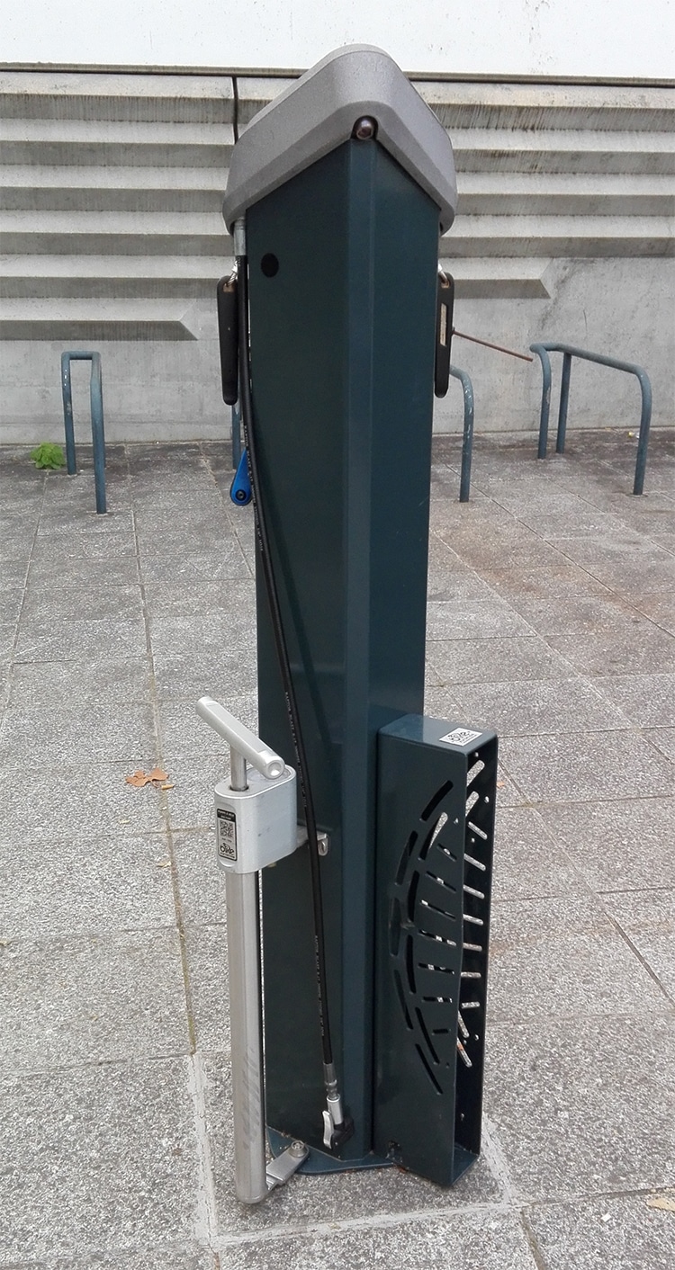 Abri Plus - Borne pour réparer et gonfler les velos - Station de métro Henri Fréville -Ville de Rennes