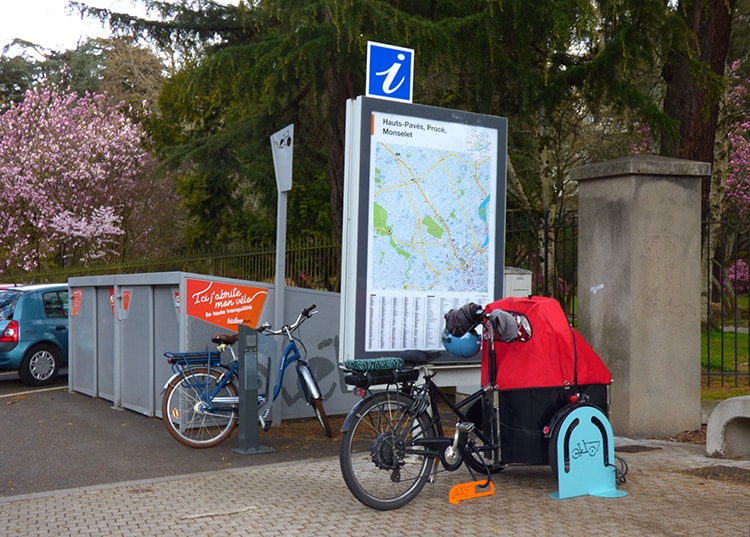 Abriplus - CargoPark - Borne vélo cargo bleue & anneau vélo cargo orange en extérieur