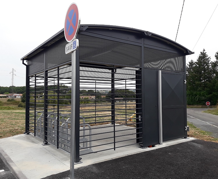 Abri Plus - Colas - Gare Saint Léon Sur L'Isle (24) -Abri velos collectif avec supports a velos Roméo