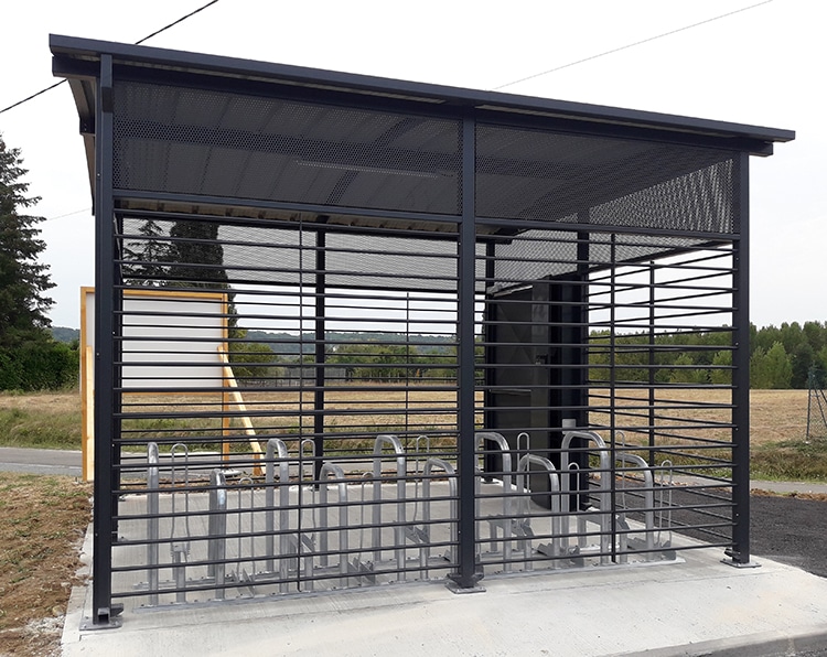 Abri Plus - Colas - Gare SNCF St Léon Sur L'Isle (24) Dordogne -Abri velo sécurisé avec range velos Roméo