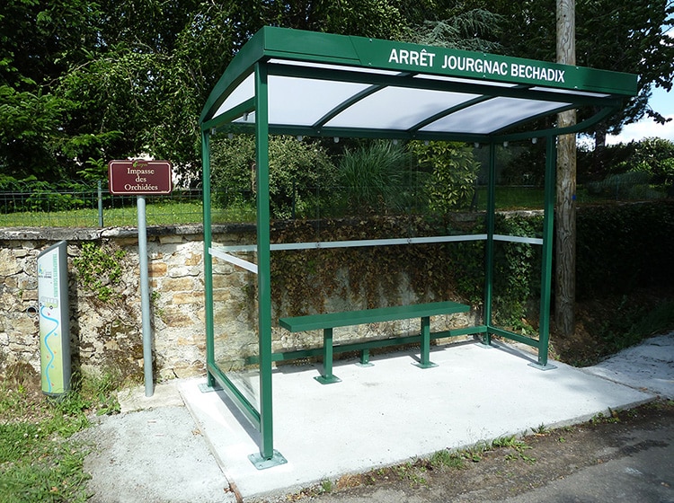 Abri Plus - Département Haute Vienne - Arrêt de car - Modèle New Grand Lieu - Banc en acier - Jourgnac (37)
